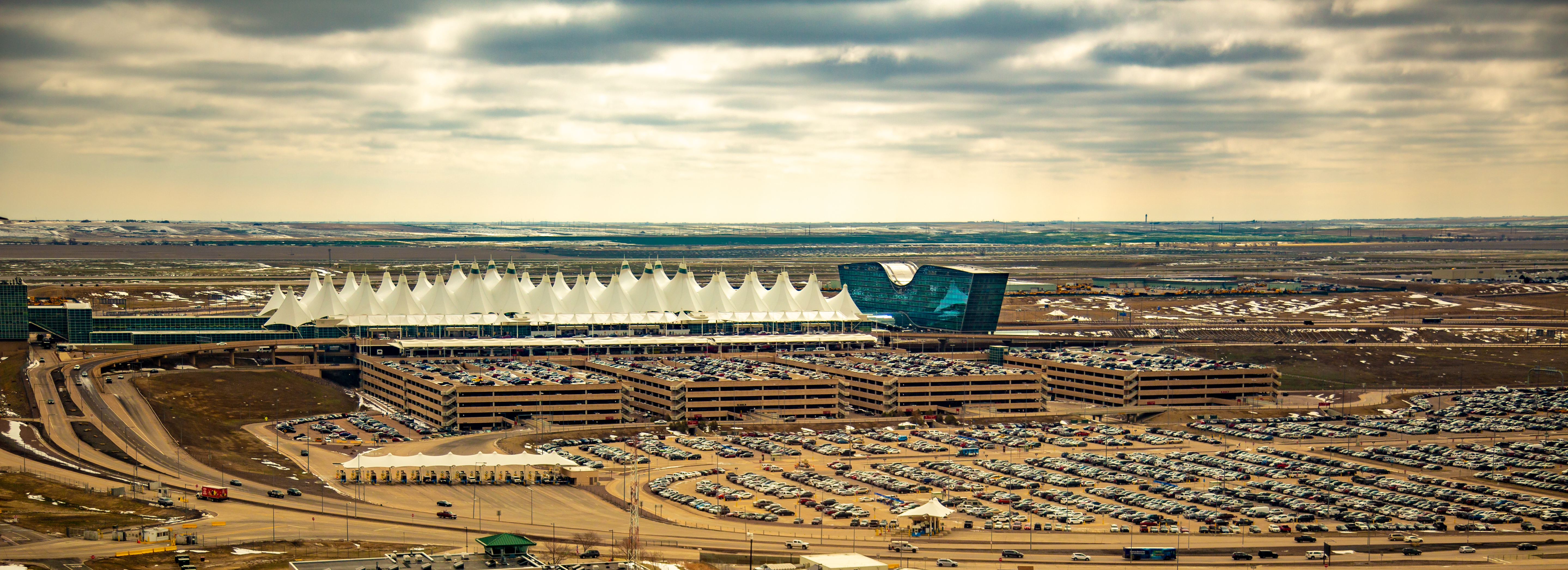 Global Expansion: LAZ Acquires 50.000 Spaces in Denver International Airport